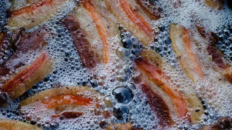 ¡No tires la grasa del tocino! Conviértela en una vinagreta sabrosa