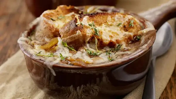 ¿Qué tipo de vino se debe usar para preparar sopa de cebolla francesa?