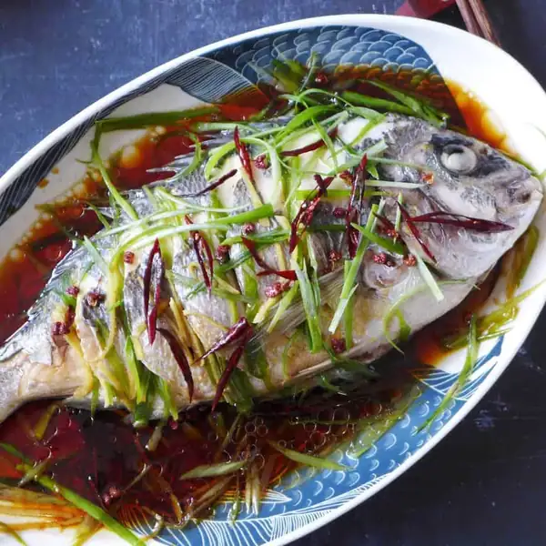 Steamed Fish, the Chinese Way (清蒸鱼)