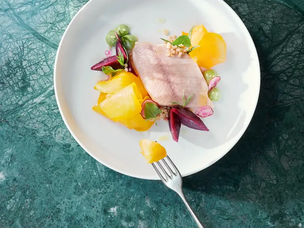 Take 5: Filetes de trucha ahumada con cebada perlada, remolacha y mayonesa de estragón