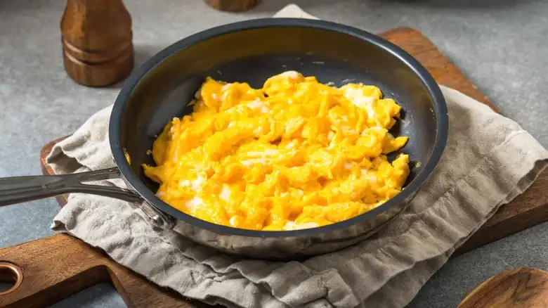 Espinacas congeladas: nutritivas en los huevos revueltos
