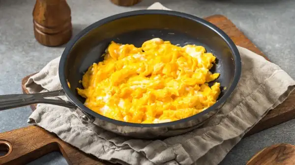Frozen spinach: nutritious in scrambled eggs