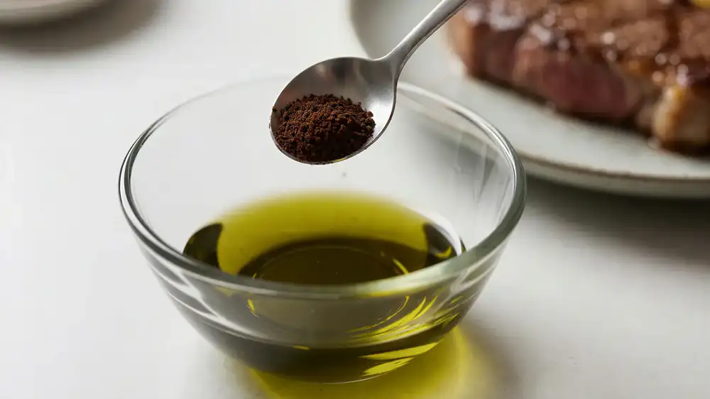 Mixing coffee grounds and olive oil: what is it for and why is it recommended for meat?