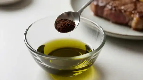 Mixing coffee grounds and olive oil: what is it for and why is it recommended for meat?