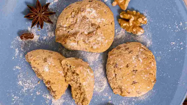 Rustic Tuscan walnut biscuits: the famous 'cavallucci senesi' delivered to your door in 10 minutes today
