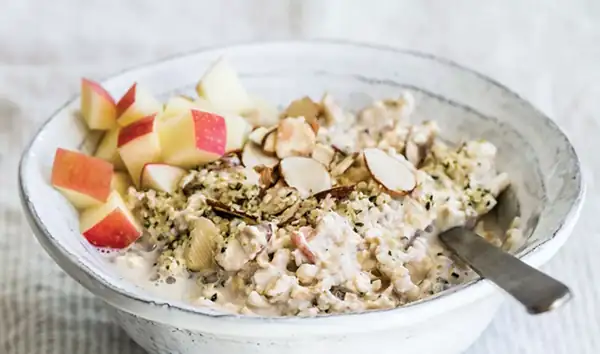Muesli cremoso de manzana y jengibre en dos pasos, preparado la noche anterior
