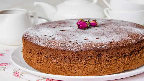 Pastel con yogur y café
