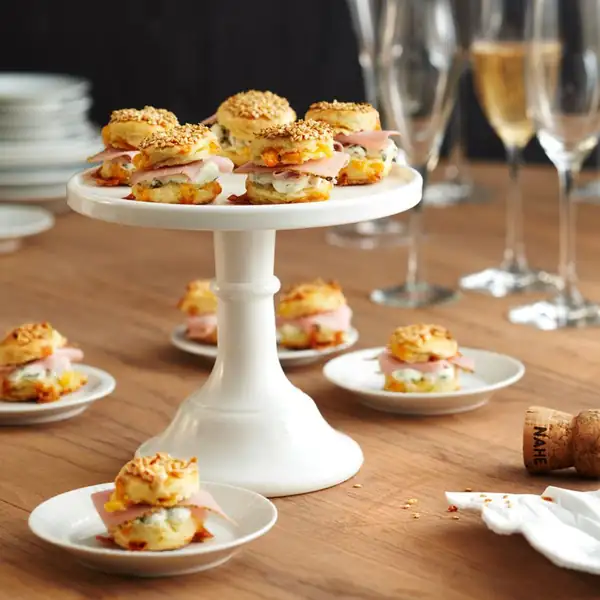 Scones de queso cheddar con crema de hierbas