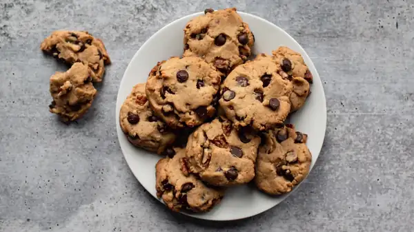 The trick to cutting cookie dough without leaving flat edges