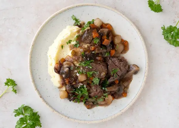 Carrilleras de cerdo a la borgoñona con puré de patatas