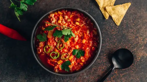 Cómo un machacador de patatas puede ayudar a espesar el chili