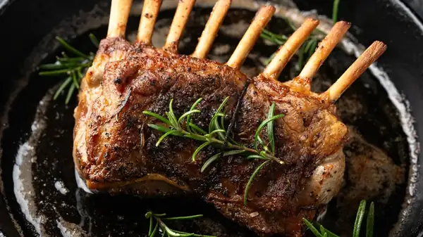 Cómo preparar un costillar de cordero excepcional con una corteza crujiente y sabrosa