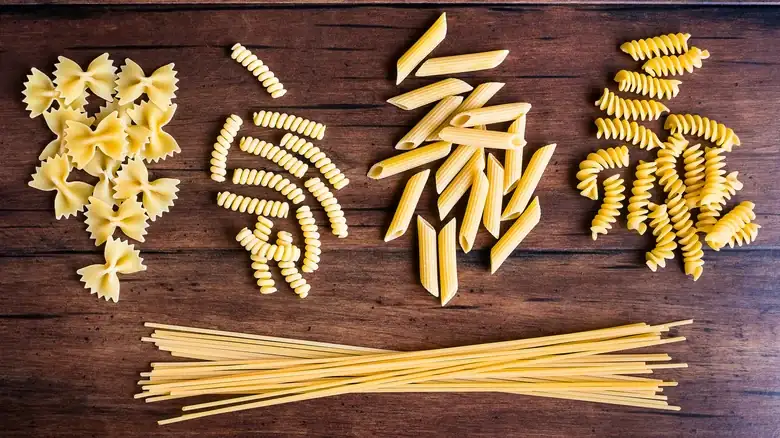 Cómo dar sabor a la pasta asándola antes de hervirla