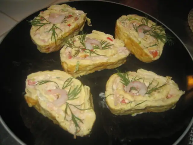 Rollito de huevo con camarones picantes