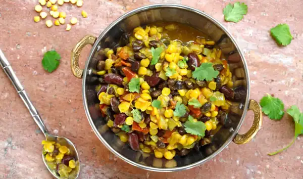 Sopa india de dal fácil con tres tipos de frijoles