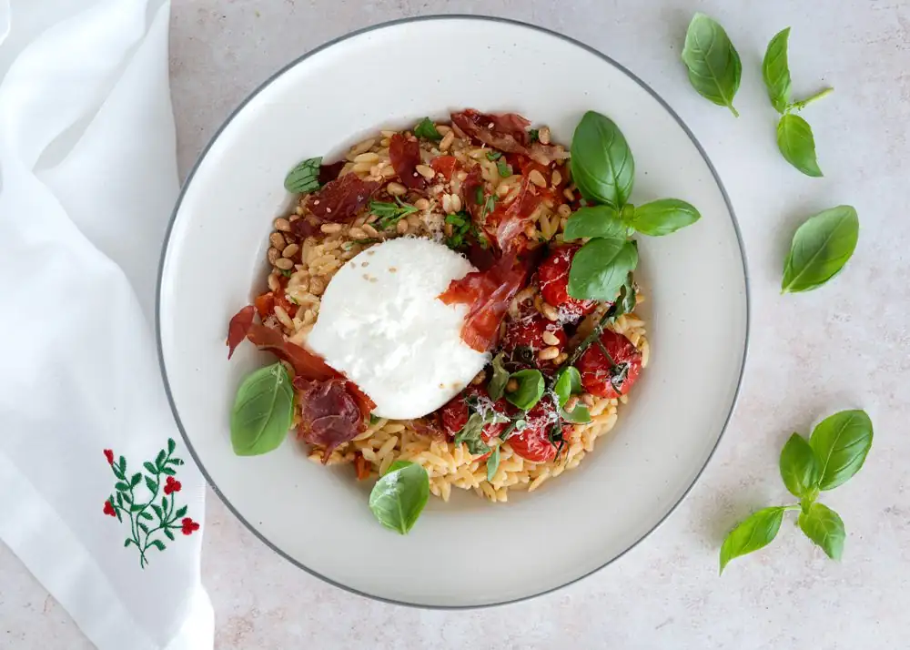 Tomates picantes al horno con orzo y burrata