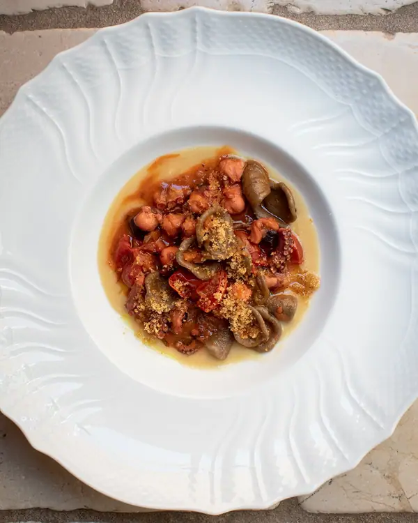 Orecchiette con ragú de pulpo y puré de garbanzos