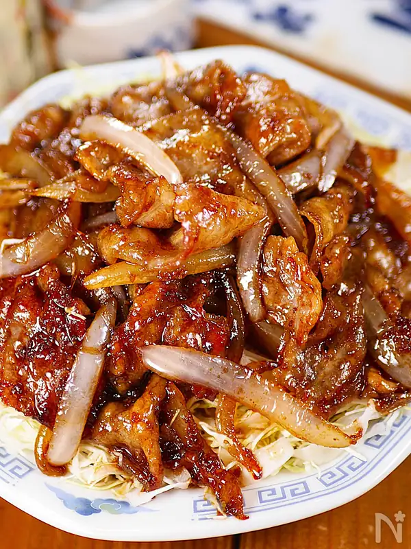 A popular restaurant with long lines for set meals 🍚 serves a super rich ⭐ pork belly stir-fry with tonteki sauce 🤩