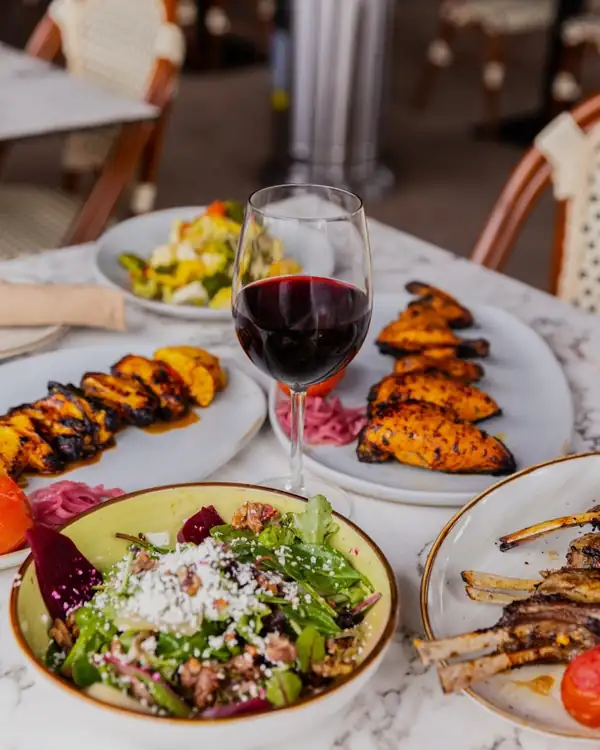 Tras cosechar éxitos en Sandy Springs, el restaurante persa Yalda abre sus puertas en Howell Mill Road