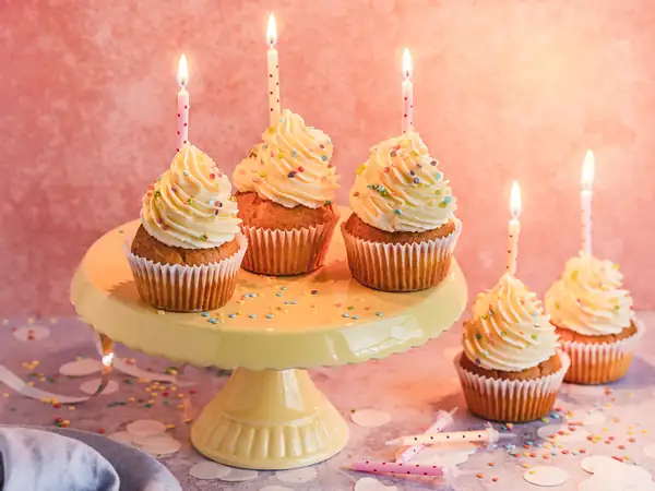 Birthday cupcakes – simple & with cream cheese topping