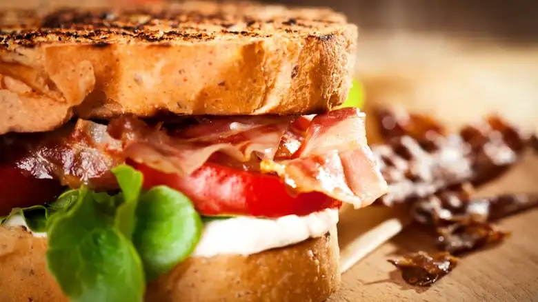 Deberías trenzar el tocino de tu sándwich BLT