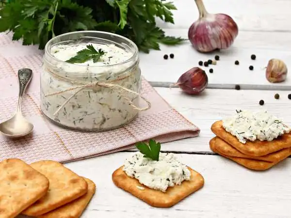 Cottage cheese with garlic and herbs