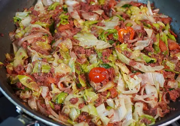 Fry Corned Beef With Iceberg Lettuce