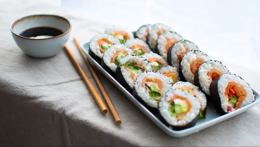 Kimbap de salmón ahumado