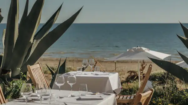 Eating and sleeping on the Roman coast? In Torvaianica, there's a seaside restaurant that now offers three rooms