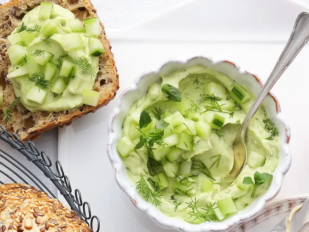 Queso crema de aguacate con pepino, eneldo y menta