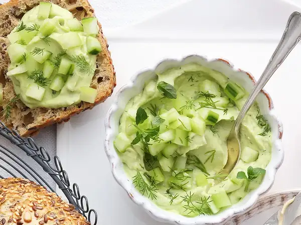 Queso crema de aguacate con pepino, eneldo y menta