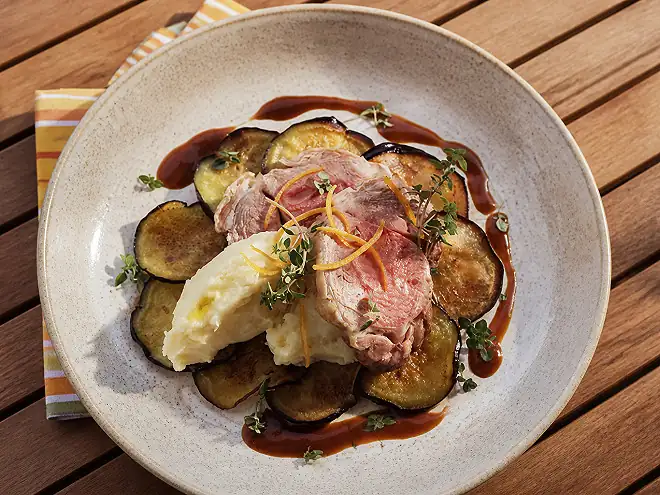 Whole roasted lamb shoulder: tender and fragrant, the perfect festive recipe