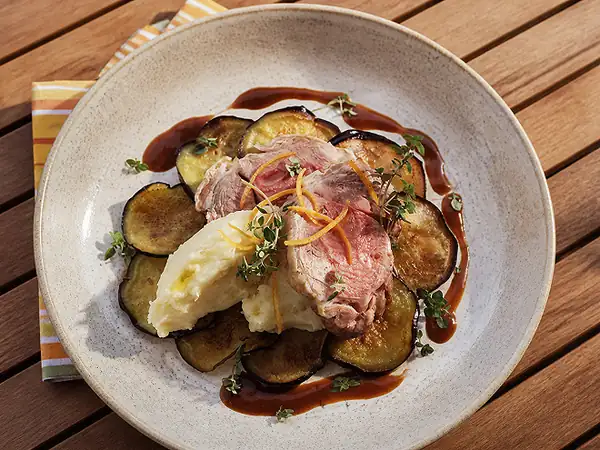 Paletilla de cordero entera asada: tierna y aromática, la receta festiva perfecta