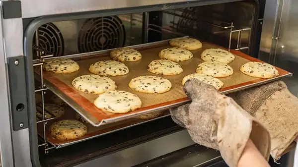 Here's What To Do If Your Cookies Aren't Browning