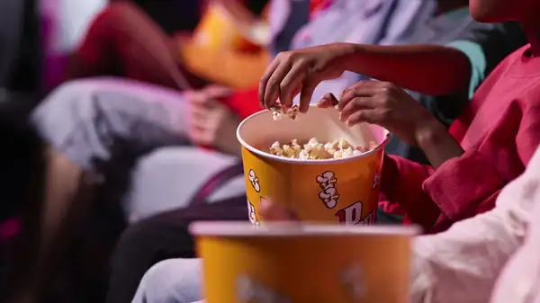 He aquí por qué las palomitas de maíz saben mucho mejor en el cine