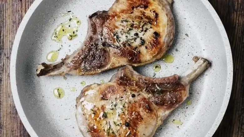 Las chuletas de cerdo no se cortan igual, y cada corte pide una cocción distinta