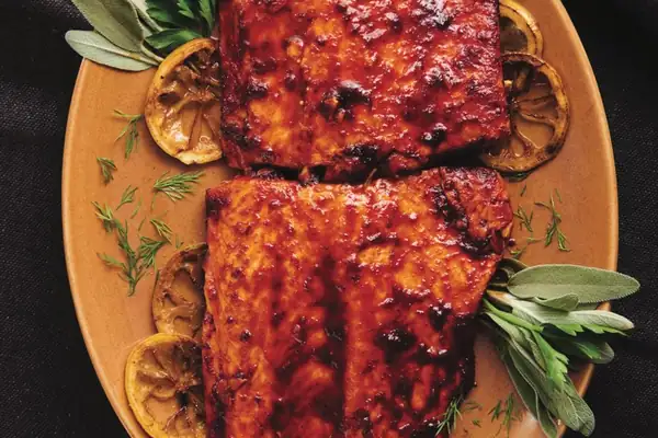 Receta de salmón glaseado con harissa y azúcar moreno