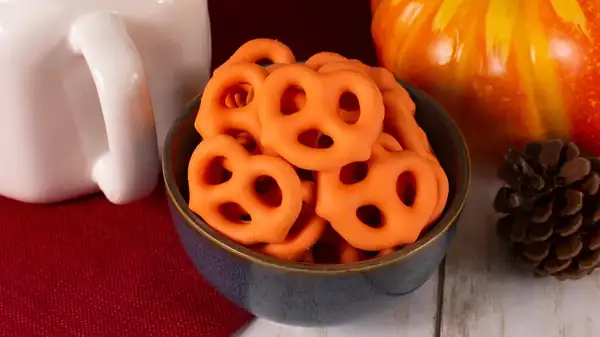 Give your baked goods an autumnal touch with pumpkin and spice pretzels