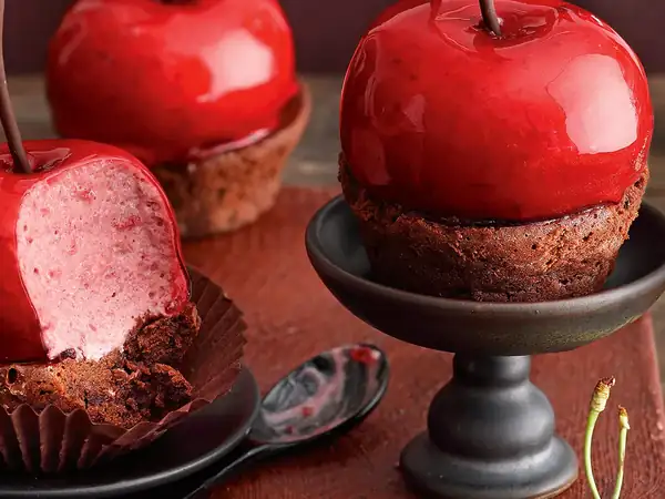 Tartaleta de mousse de cereza sobre brownie de chocolate