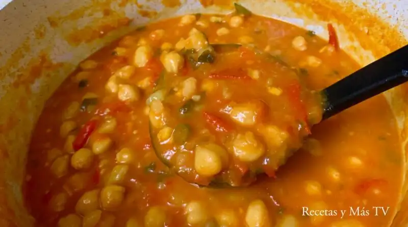 Easy and traditional step-by-step recipe for stewed chickpeas