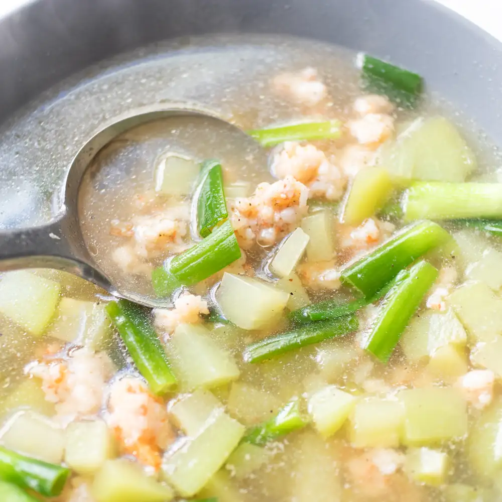 Sopa vietnamita de chayote y camarones (Canh Su Su nấu tôm)