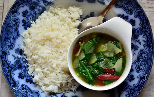 Receta Kashmiri Monj Haakh - Receta de Knol Khol aromatizado con asafoetida