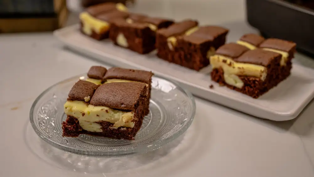 The pillow cake combines cocoa dough with a cheesecake lattice. It looks luxurious and is easy to prepare