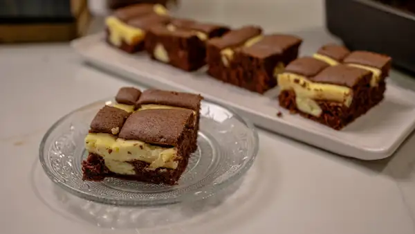 El pastel almohada combina masa de cacao con una rejilla de tarta de queso. Tiene un aspecto lujoso y es fácil de preparar