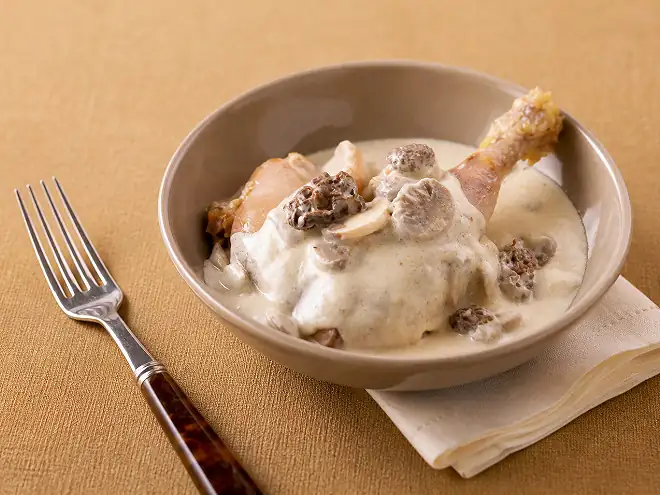 Chicken with cream and mushrooms, the autumn sauce