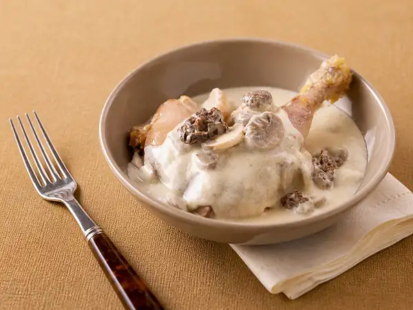 Chicken with cream and mushrooms, the autumn sauce