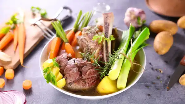 Cyril Lignac proposes starting the pot-au-feu with hot water