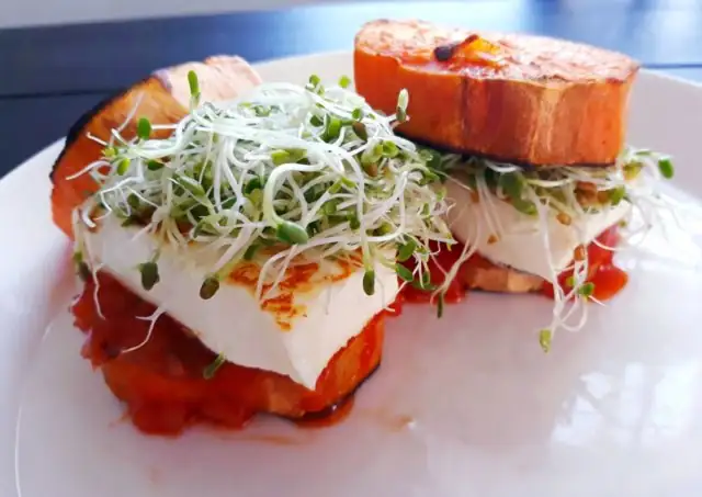 Hamburguesas de queso a la parrilla con batata