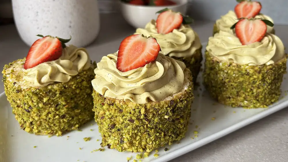 Pistachio tarts with strawberries