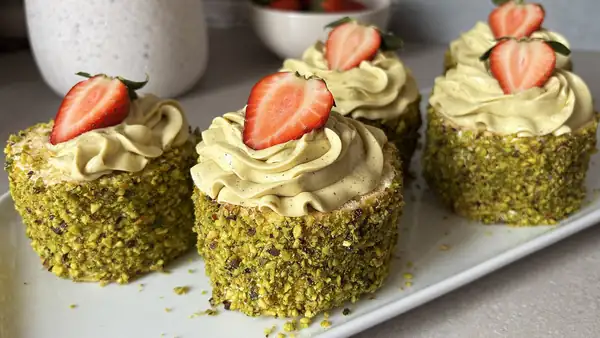 Pistachio tarts with strawberries